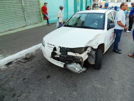 Carro oficial da prefeitura se envolve em acidente no centro da cidade
