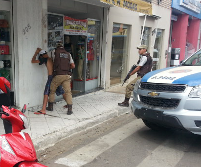 Indivíduo tenta roubar bicicleta no centro, mas é surpreendido pela polícia
