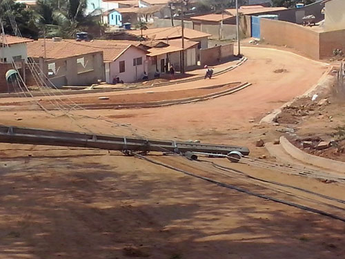 Caminhão derruba poste na Laudilino Alves e moradores ficam sem energia