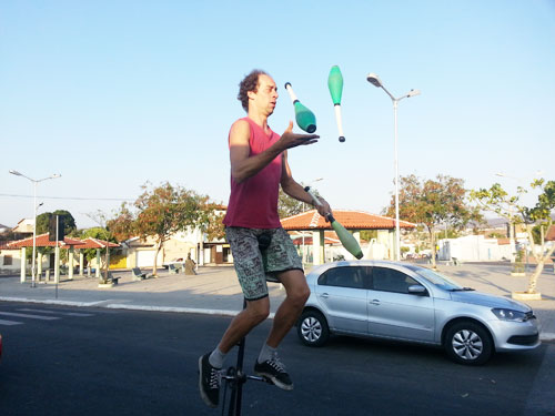 Artista argentino encantou brumadenses ao se apresentar nos semáforos da cidade