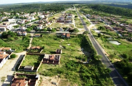 Rajadas de vento destelham casas e causam prejuízos