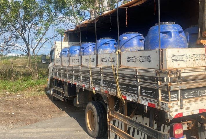 PRF apreende em Vitória da Conquista, carga de cachaça transportada sem devida documentação