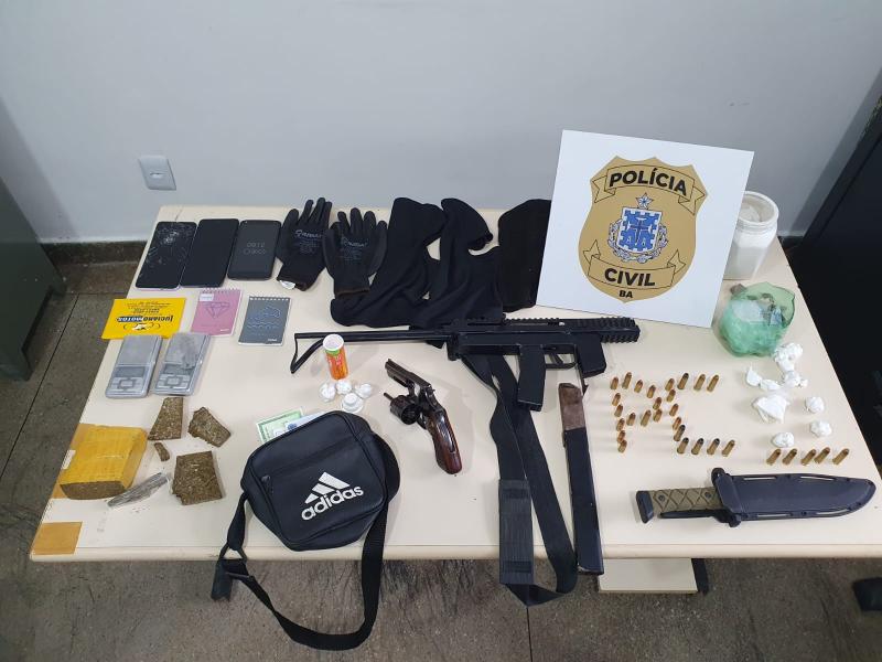 Durante mandado de busca polícia aprende submetralhadora, revolver e drogas no Bairro Baraúnas em Brumado; veja o vídeo