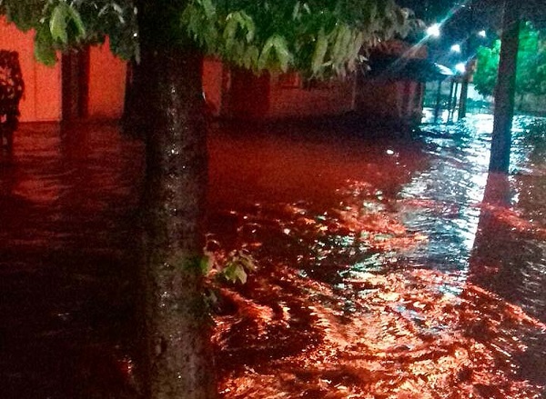 Ruas e casas ficam alagadas em Bom Jesus da Lapa