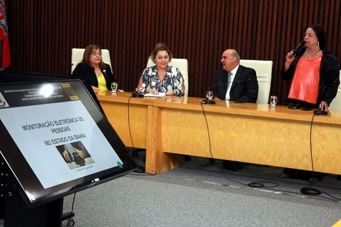Agressores de mulheres serão monitorados por tornozeleira eletrônica na Bahia