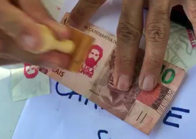 Banco Central nega que cédulas carimbadas de 'Lula livre' percam valor