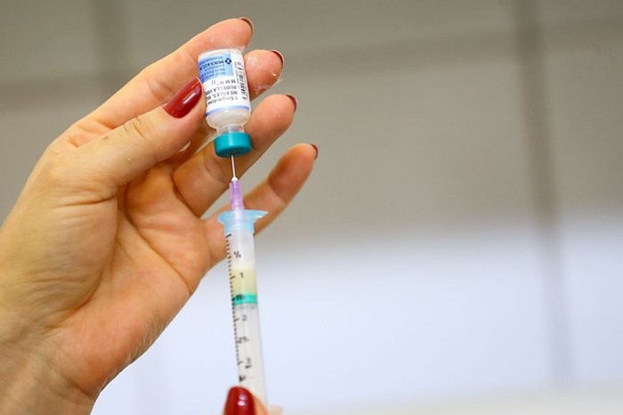 Campanha contra o sarampo vacina crianças e jovens vai até 13 de março