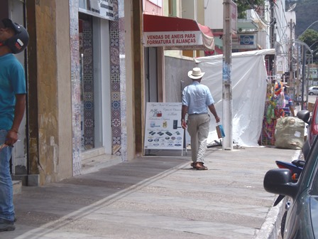 Carnaval: Falta uma semana para o inicio da festa e camelôs já interditam as calçadas