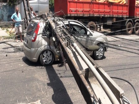 Foi a mão de Deus, diz sobrevivente após queda de postes que matou um