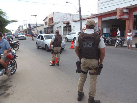 Policiais militares participam de ato público em Feira de Santana