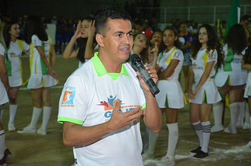 Gil Rocha prestigia a abertura do Campeonato de Guajeru; junto com ele estiveram os deputados Waldenor Pereira e Zé Raimundo
