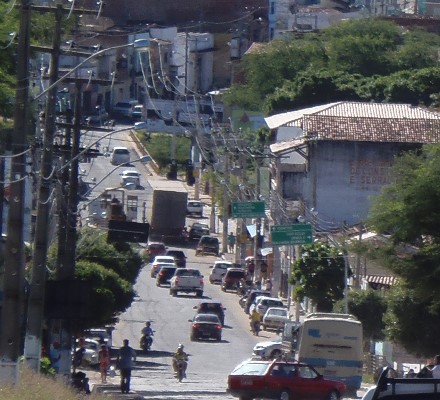Marginais armados assaltam açougue no Bairro São Félix