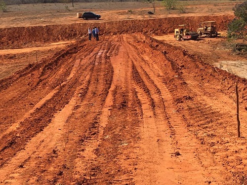 Malhada de Pedras: Prefeita acompanha de perto construção de barragem na Fazenda Lagoa Comprida