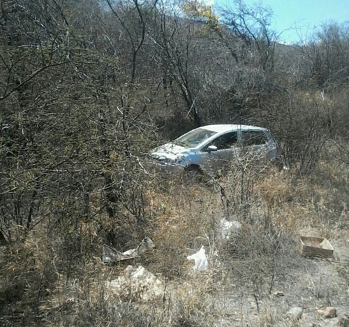 Susto: Motorista perde o controle do carro, sai da pista, e vai parar em matagal