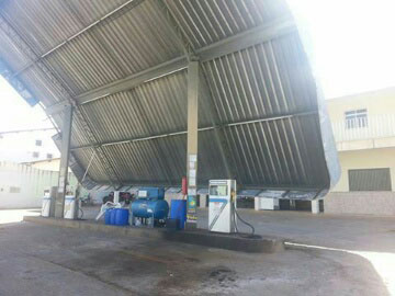 Vento forte abala estrutura de posto de combustível