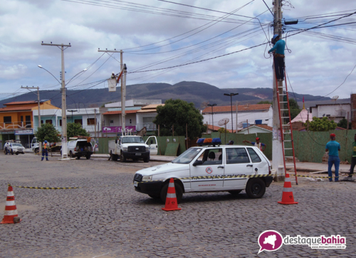 Postes que estavam em locais impróprios são retirados da Rua Francisco da Silva