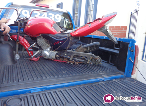 Policia recupera moto roubado próximo de uma fábrica de benenficiamento