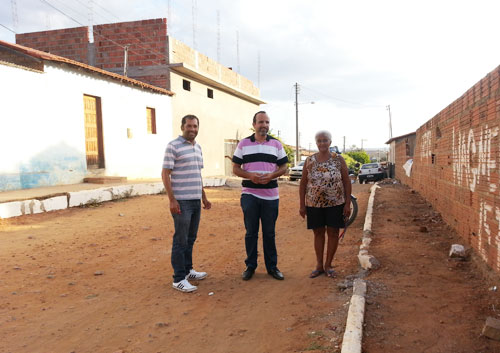 Atendendo aos pedidos de moradores José Ribeiro leva Secretário para ver obra inacabada