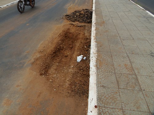 Embasa não recupera asfalto em Avenida após abrir buraco para recuperar rede de água