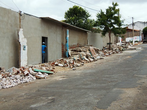 Péssimo exemplo: Escola é reformada pela prefeitura e entulho e jogado em cima da calçada