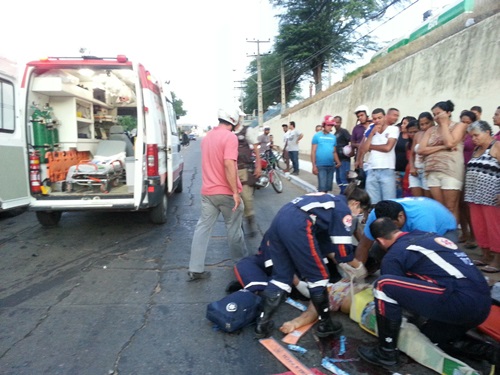 Acidente grave envolvendo carro e moto na Avenida Coronel Santos