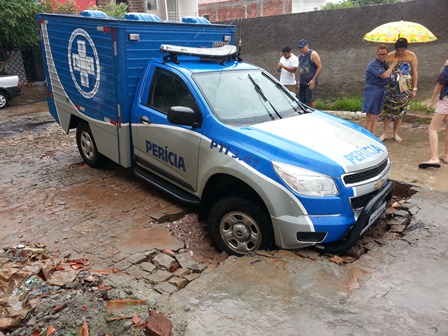 Viatura do DPT é engolida por buraco em avenida no Bairro Nobre 