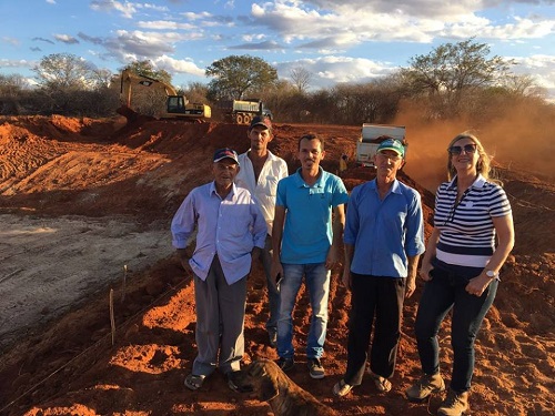 Terezinha Baleeiro fiscaliza obras em Malhada de Pedras