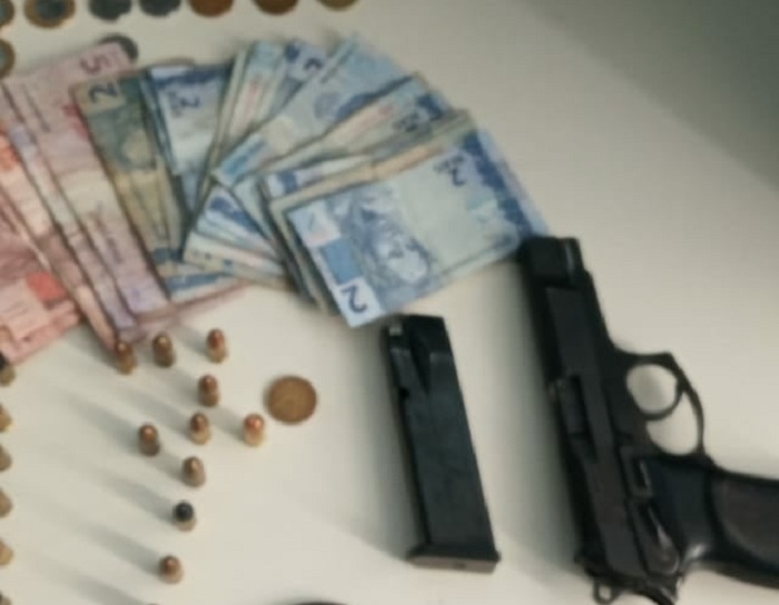 Polícia prende homem portando arma em Guanambi