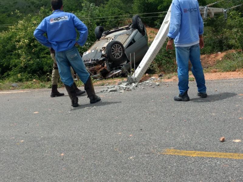 Carro desvia de motocicleta, capota e motorista sai ileso de acidente na BA-026