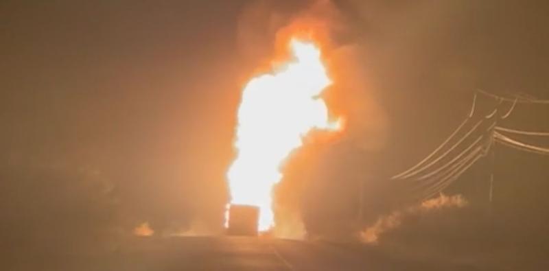 Carreta que transportava botijões de gás pega fogo na BA-152 em Livramento de Nossa Senhora