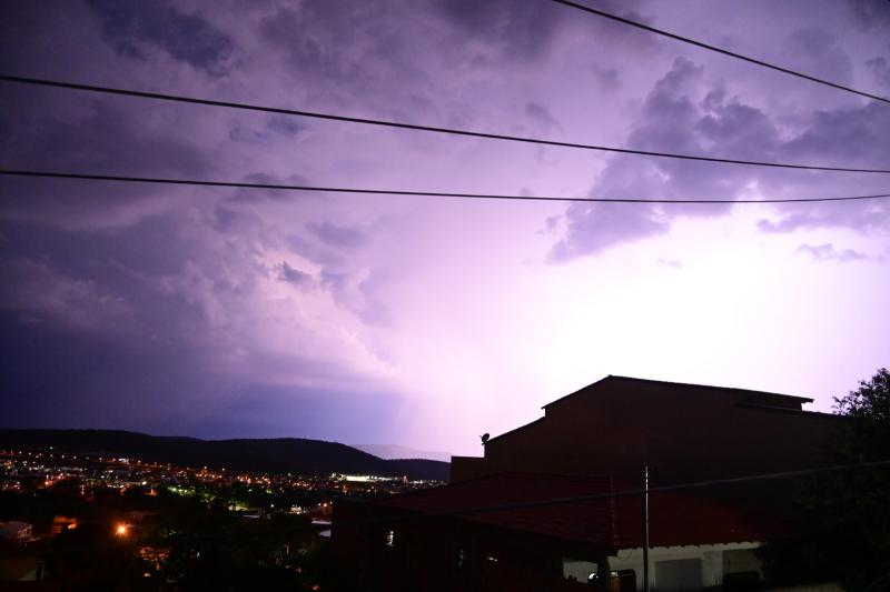 Fotógrafo registra imagens impressionantes de raios em Brumado