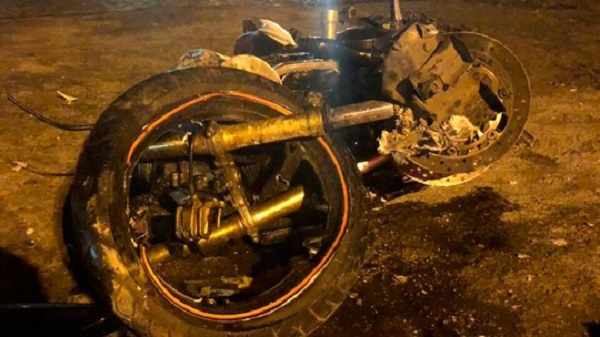 Homem morre e moto fica destruída após batida com caminhão na BR-116