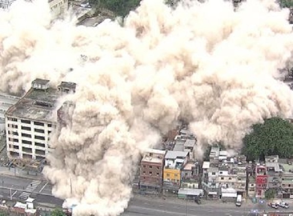 Prefeitura do Rio implode antigo prédio do IBGE que era ocupado por 210 famílias