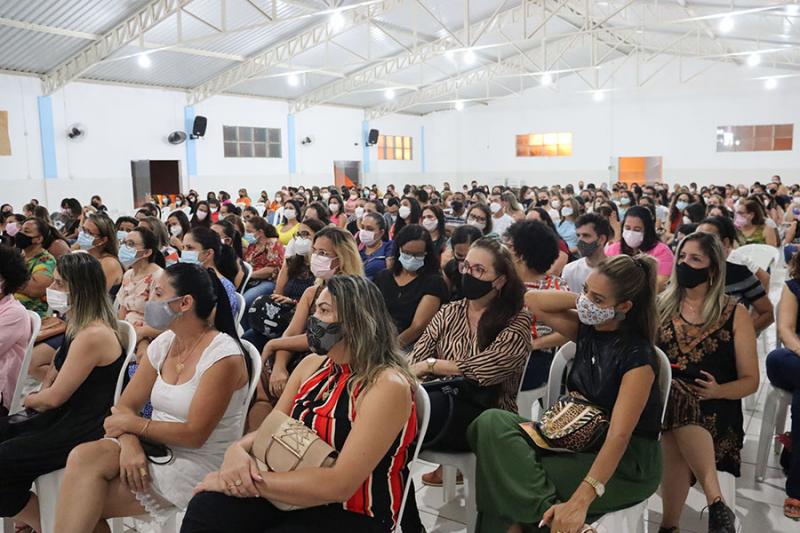 Professores de Brumado são beneficiados com abono que ultrapassa o valor de R$ 10 milhões, prefeito foi aplaudido ao dar a notícia