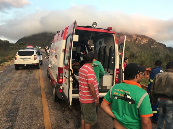 BA-142: carreta sai da pista e tomba na saída de Barra da Estiva para Ituaçu