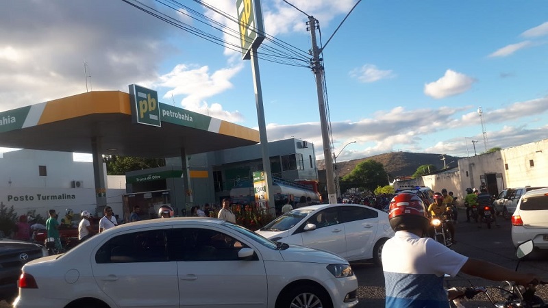 Fila enorme se forma para abastecer no primeiro posto que recebe combustível em Brumado
