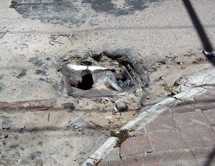 Buraco nas principais avenidas da cidade só não é maior que o descaso da prefeitura