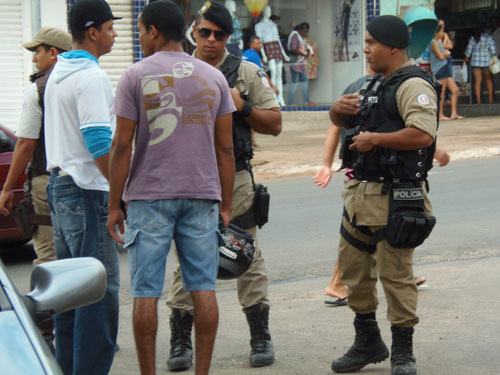 Polícia aborda suspeitos de estarem armados no centro