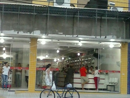 Ventania provocou queda de energia e estragos em estabelecimentos comerciais na tarde de ontem (22)