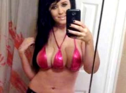 Mulher gasta quase 50 mil para ter três seios; 50 cirurgiões se recusaram a fazer a operação