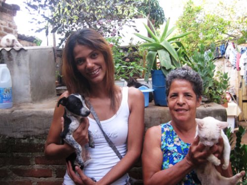 Ativista visita protetora de animais no Bairro Olhos D`água