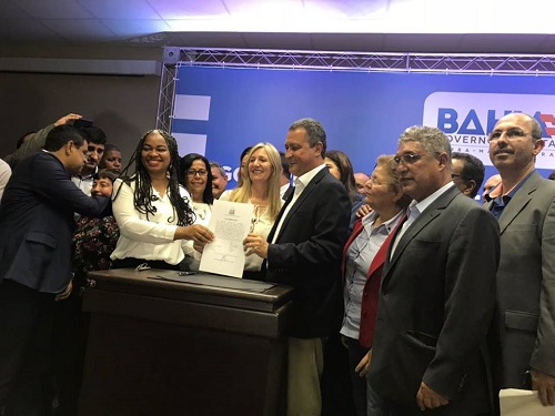 Convênio para reforma do estádio Minhocão em Malhada de Pedras é assinado por Rui Costa; prefeita esteve com o governador ontem, 13