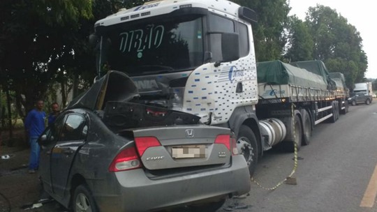 Jovem morre após perder controle de direção e bater carro em carreta entre Jaguaquara e Lajedo do Tabocal