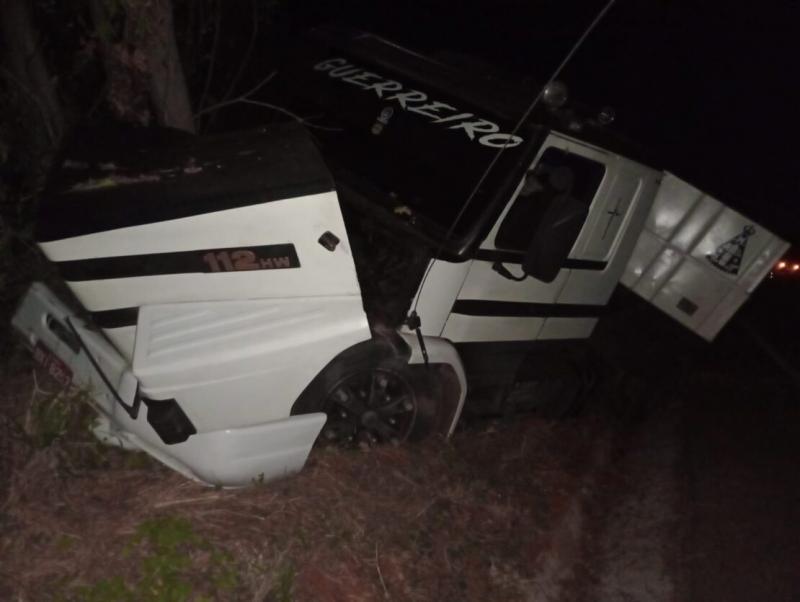 Após perder freios, carreta colide contra barranco na BR-030 em Guanambi