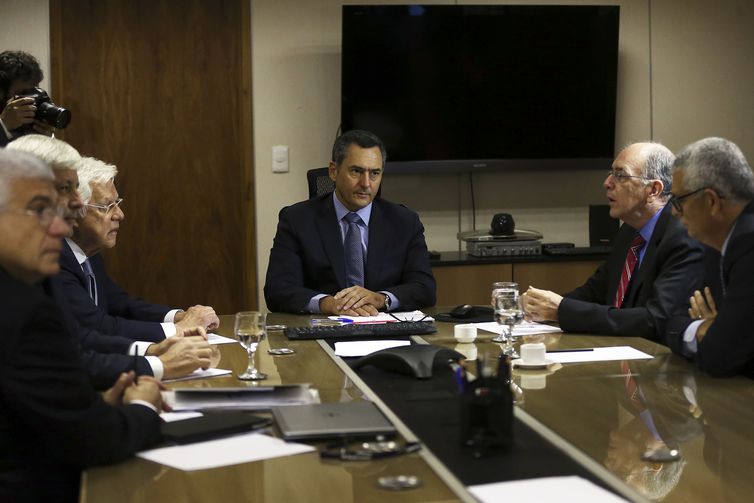 Presidente da Petrobrás diz que governo não considera mudar política de preços dos combustíveis