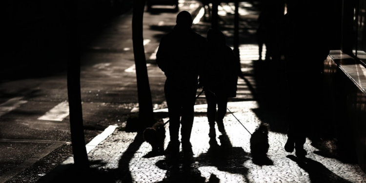 Metade dos brasileiros se sentem inseguros para andar sozinhos à noite