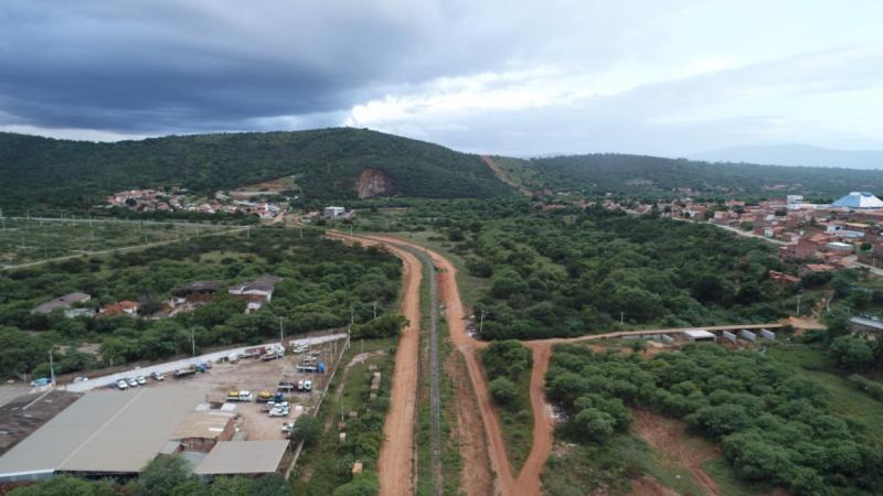 Prefeitura de Brumado intensifica obras de urbanização ao lado da Linha Férrea da FCA