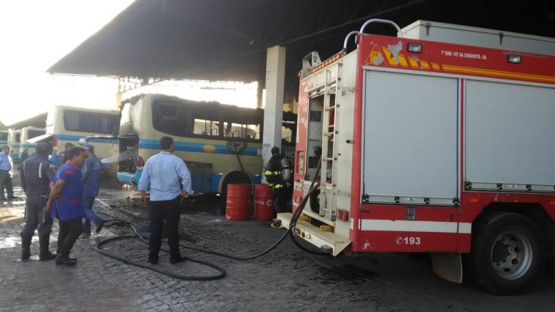 Ônibus pega fogo em garagem de empresa no sudoeste da Bahia