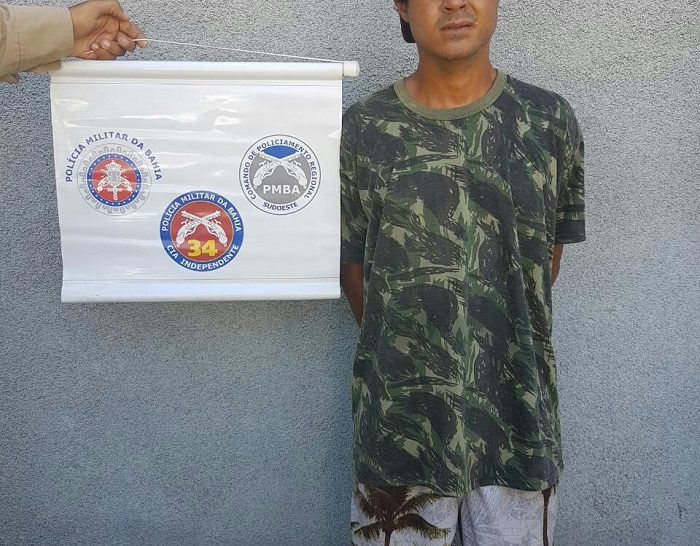 Brumado: Homem furta veículo, bate em poste durante fuga e é preso pela polícia