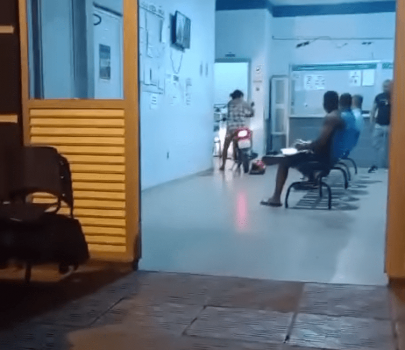 Mulher om transtorno mental invade UPA com motocicleta em Guanambi